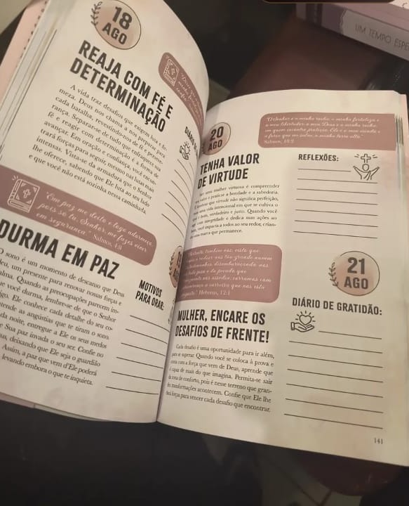 Páginas internas do livro com orações e diário de gratidão, foto de leitora